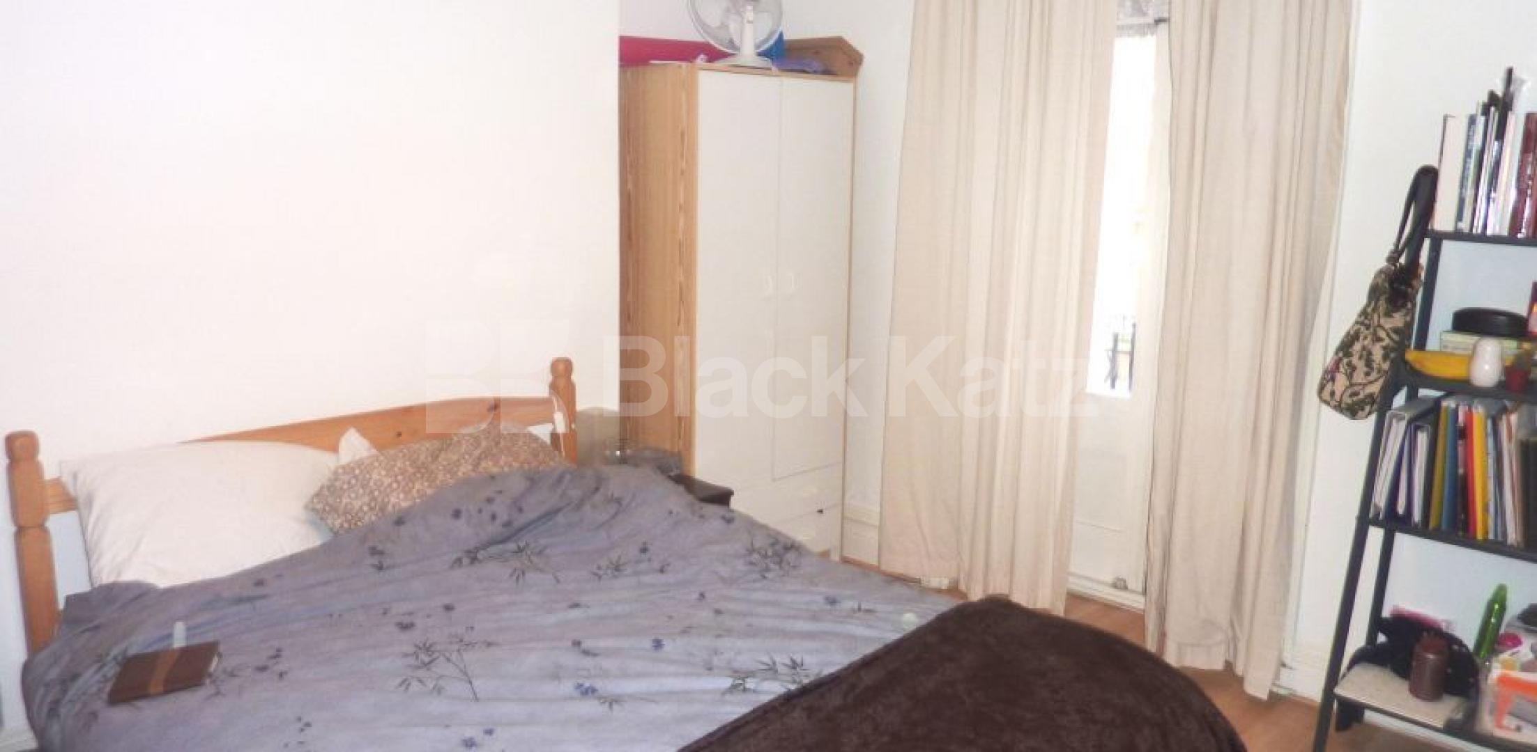 			MINUTES TO CANAL!, 3 Bedroom, 1 bath, 1 reception Flat			 Wymering Road, MAIDA VALE